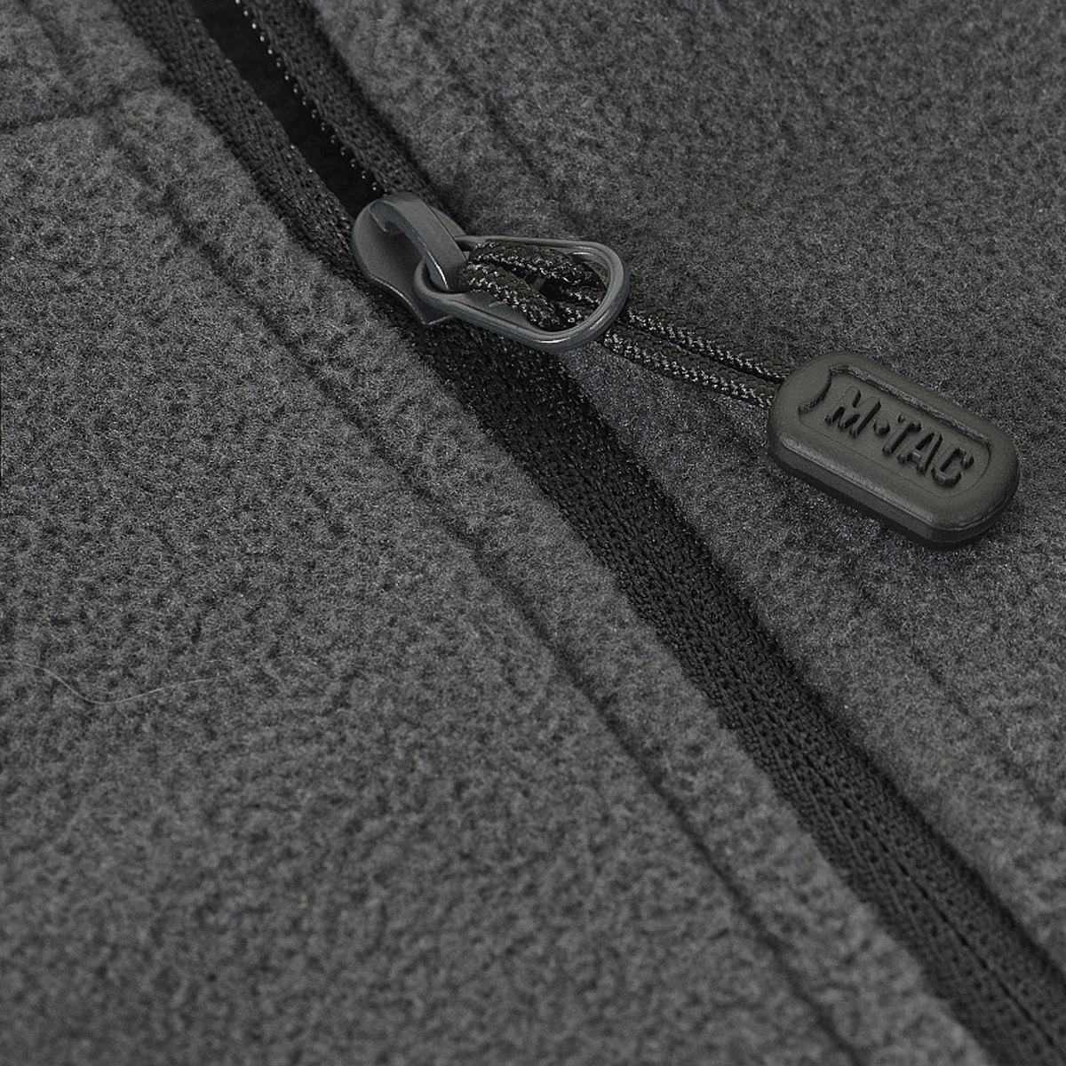 Nærbillede af grå lynlås på M-Tac Delta Polartec Fleecejakke, lavet af Polartec® Micro Series-fleece, der fremhæver jakken's kvalitet.