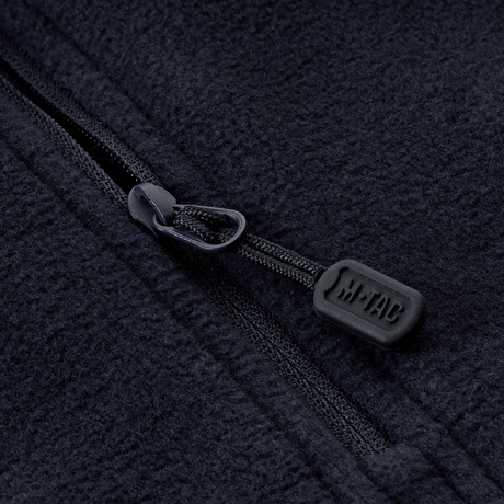 Detaljeret billede af lynlås på M-Tac Delta Polartec Fleecejakke fremstillet af slidstærk Polartec® Micro Series-fleece materiale.