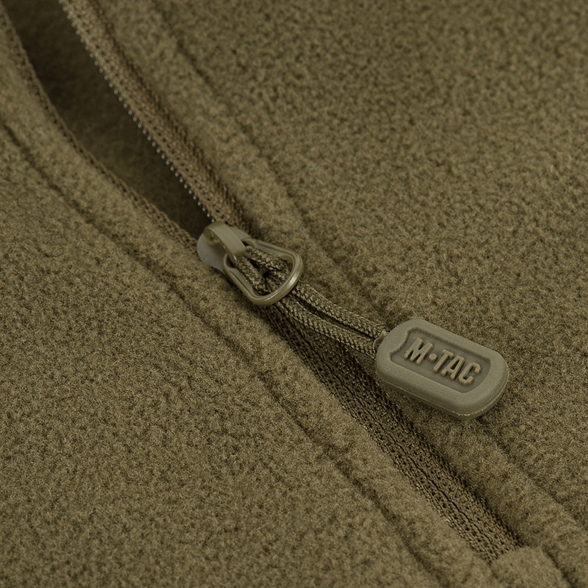 M-Tac Delta Polartec Fleecejakke med halv lynlås og blødt fleece materiale. Ideel til kolde dage med fremragende varmeisolering.