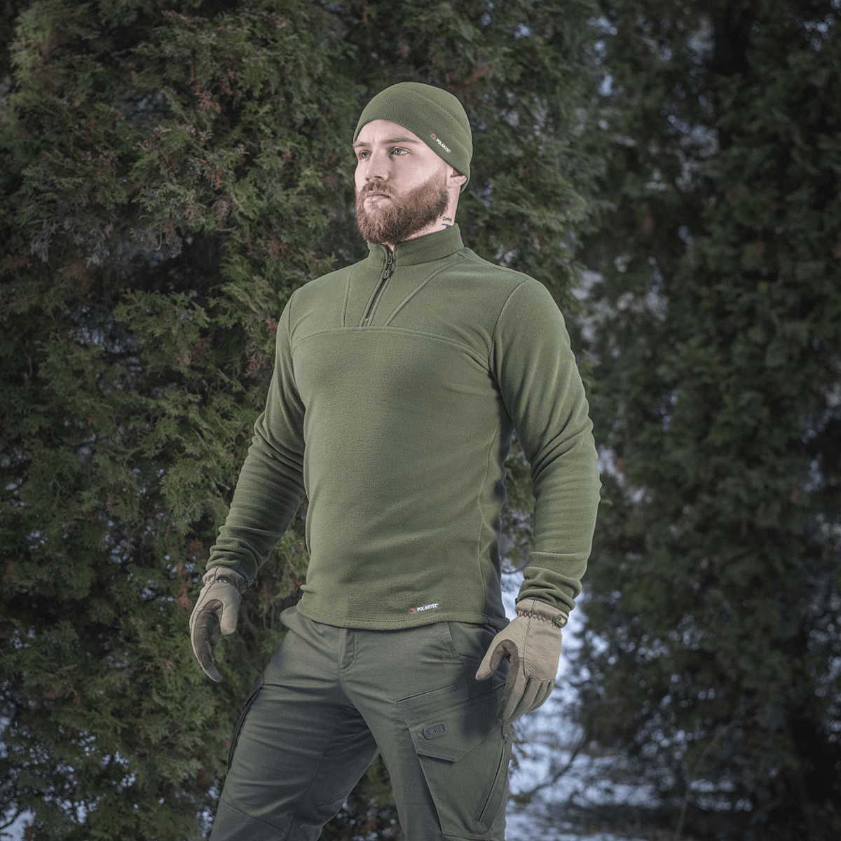Mand iført M-Tac Delta Polartec Fleecejakke i naturen, ideel til kolde dage, fremstillet i slidstærkt Polartec® Micro Series-fleece.