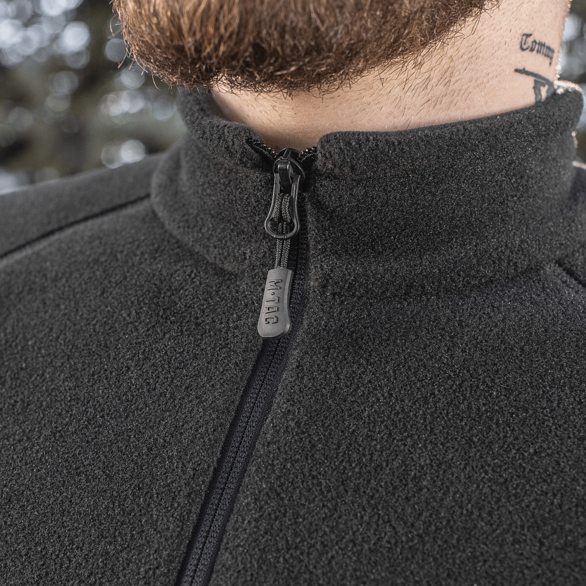 Mand iført M-Tac Polartec Sport Fleecejakke, nærbillede viser lynlås og halsudskæring. Moderne og funktionel jakke til overgangsvejr.