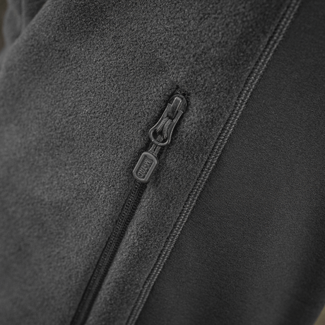 M-Tac Polartec Sport Fleecejakke med fokus på lynlåsdetaljer og Polartec® 200 Series fleece-materiale.