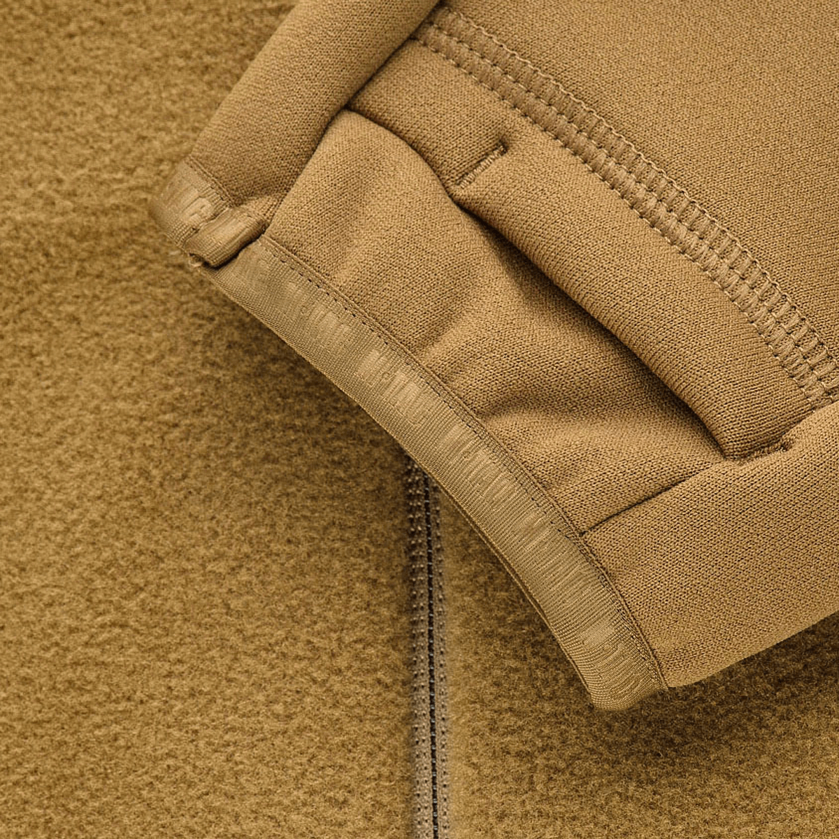 Detalje af ærmet på M-Tac Polartec Sport Fleecejakke fremstillet af Polartec® 200 Series fleece for varmeisolering og komfort.