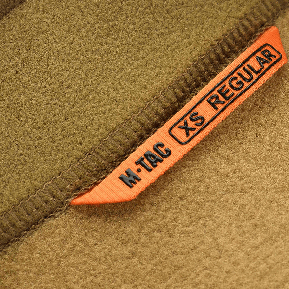 M-Tac Polartec Sport Fleecejakke i brun fleece med etiketdetalje. Perfekt som yder- eller mellemlag i koldt vejr.