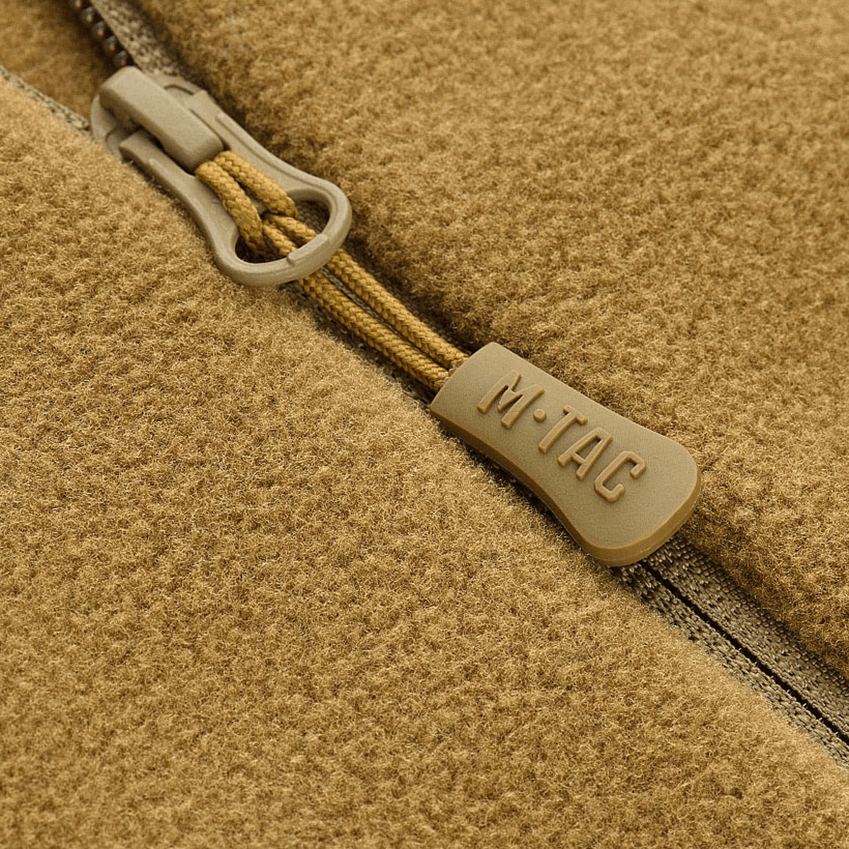 Nærbillede af lynlåsdetalje på M-Tac Polartec Sport Fleecejakke, fremstillet af Polartec 200 Series fleece for optimal isolering og komfort.