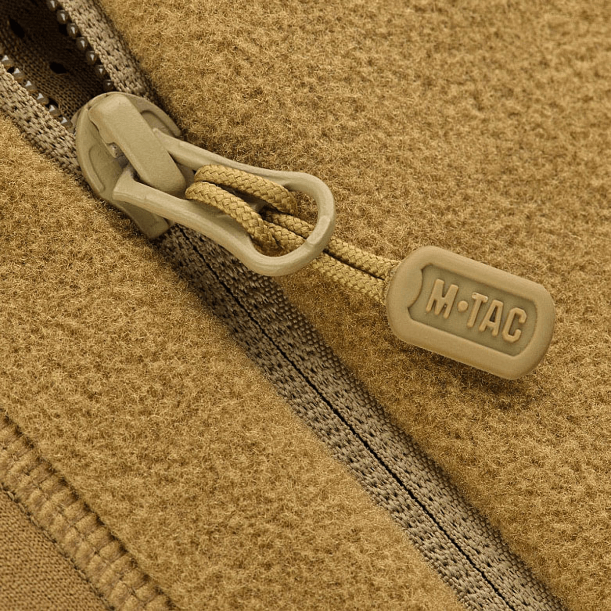 Close-up af lynlås detaljer på M-Tac Polartec Sport Fleecejakke i premium Polartec® fleece materialet.