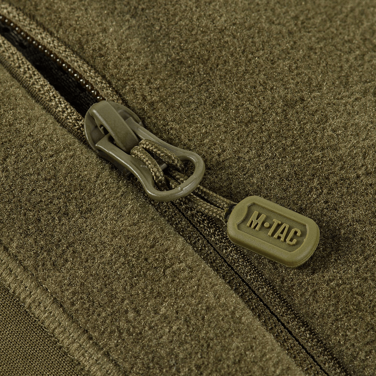 Lynlåsdetalje af M-Tac Polartec Sport Fleecejakke, fremstillet af holdbart Polartec fleece, ideel til overgangs- og koldt vejr.