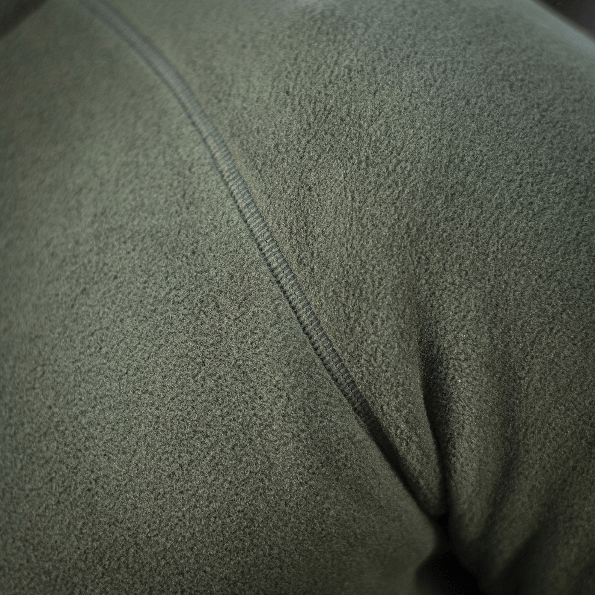 Nærbillede af M-Tac Polartec Sport Fleecejakke, viser den glatte og holdbare Polartec 200 Series fleece for optimal komfort og funktionalitet.