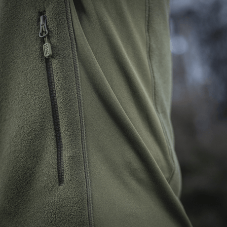 M-Tac Polartec Sport Fleecejakke i grøn med lynlåsdetalje, perfekt til overgangsperioder og koldt vejr.