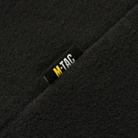 Nærbillede af M-Tac Delta Polartec Fleecejakke Dame med sort M-Tac logo på slidstærkt Polartec® Micro Series-fleece