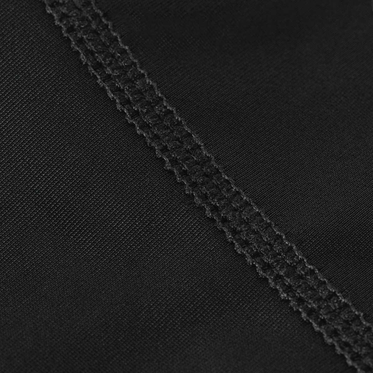 Nærbillede af sømmen på M-Tac Thermal Rashguard T-Shirt i slidstærkt, varmebevarende materiale, ideel til baselayer om vinteren.