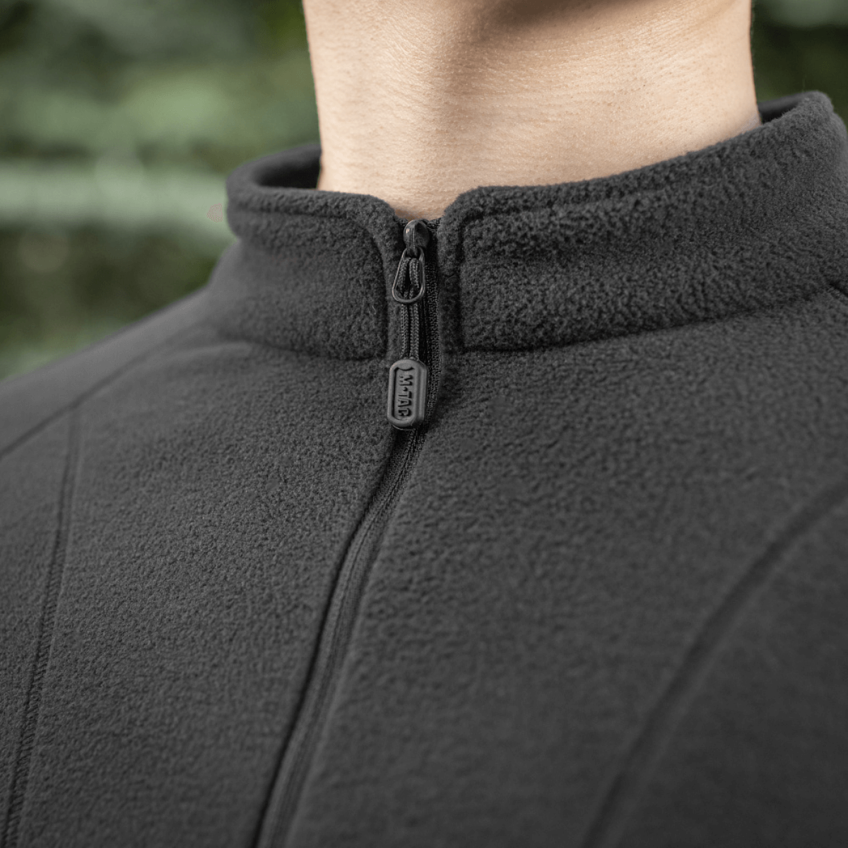 M-Tac Delta Polartec Raglan Jakke i sort fleece med lynlås, ideel til hverdagsbrug og udendørs aktiviteter.