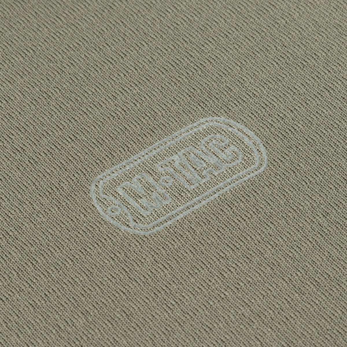 Nærbillede af M-Tac Thermal Shirt Polartec Vinter Baselayer Vent med diskret logo broderi på Power GRID® materiale.