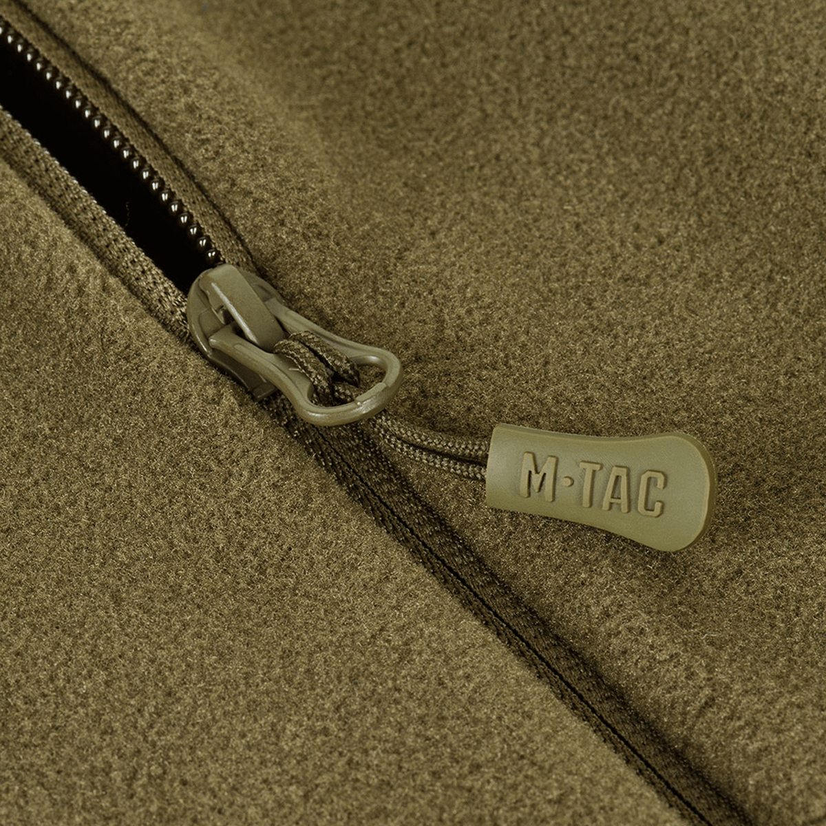 Detalje af lynlås på M-Tac Polartec Sport Hættetrøje, fremstillet af avanceret Polartec-materiale for isolering og komfort.