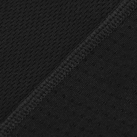 Nærbillede af M-Tac Athletic Tactical Gen.II T-shirt stof, som viser det åndbare og fugttransporterende high-tech polyestermateriale.