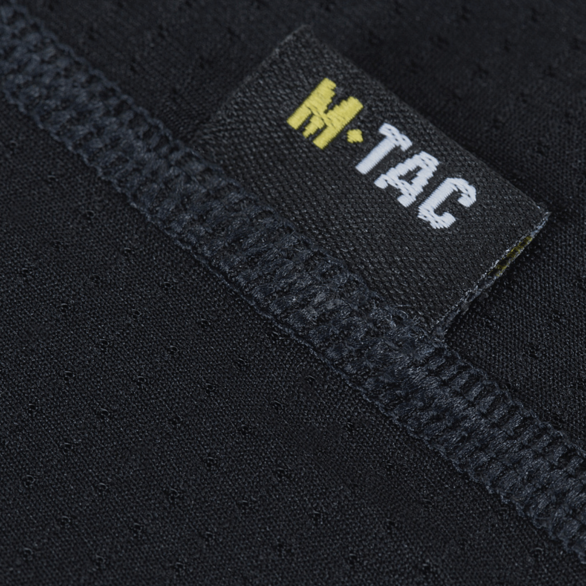 Nærbillede af M-Tac Athletic Tactical Gen.II T-shirt, der viser det åndbare stof og detaljer i syningerne.