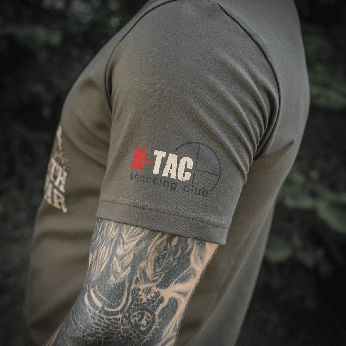 M-Tac Sniper T-shirt i olivengrøn med "Death From Afar" print og M-Tac logo, perfekt til militær, politi og hverdagsbrug.