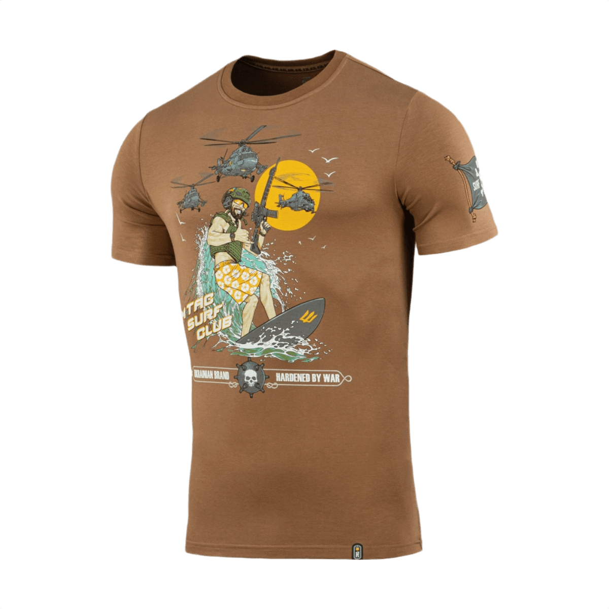 M-Tac T-Shirt Surf Club med ikonisk tryk af specialstyrkesoldat på surfbræt, helikoptere i baggrunden, brun farve.
