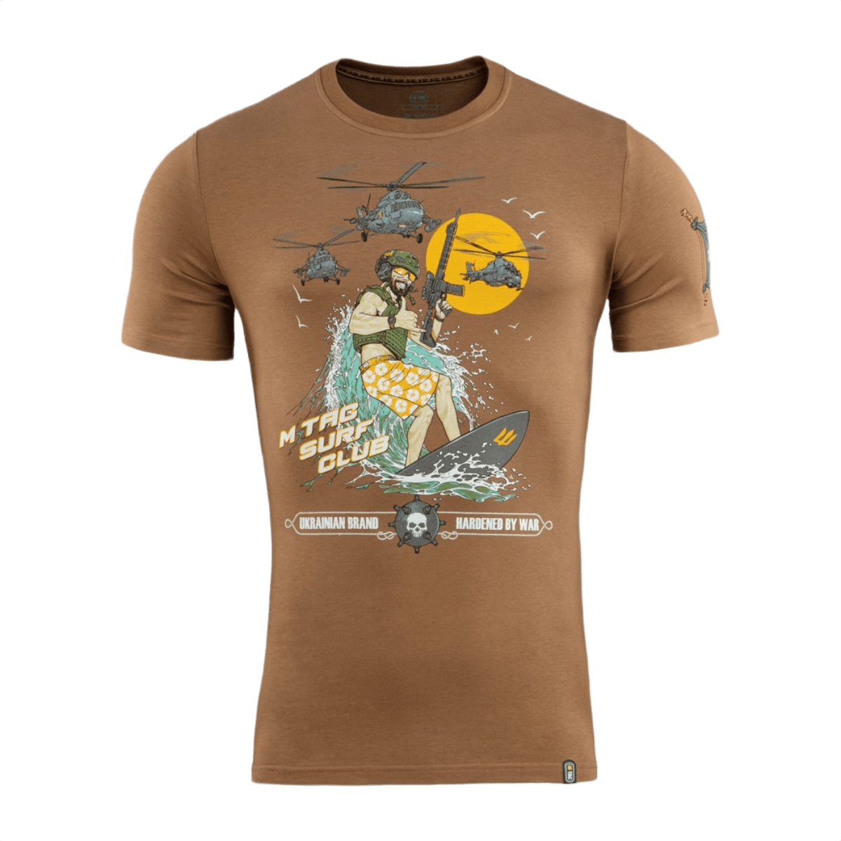 M-Tac T-Shirt Surf Club med soldat på surfbræt trykt på brun t-shirt, inspireret af ukrainske specialoperationer.