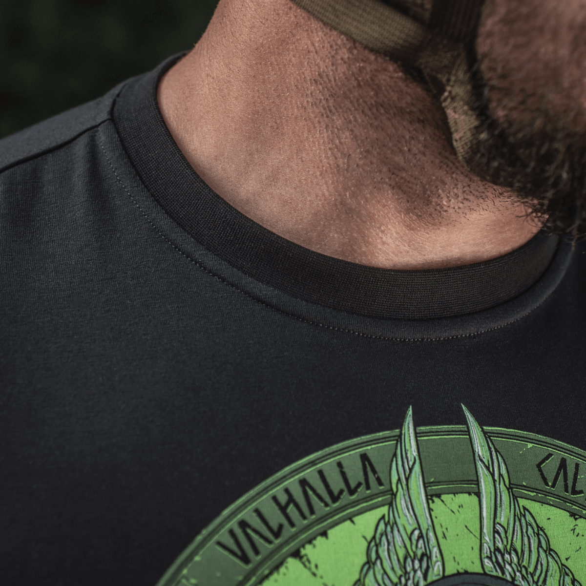 M-Tac T-Shirt Night Vision med Odin print og Valhalla Calling tekst, viser en moderne twist på nordisk mytologi, lavet af blød bomuldsblanding.