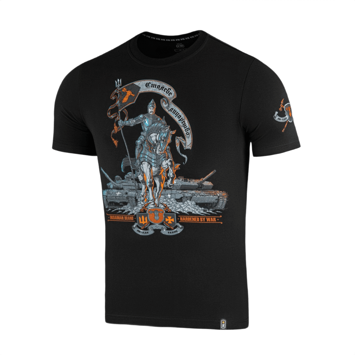 M-Tac T-Shirt Steel Knight med riddermotiv og ukrainske tanks, symboliserer styrke og mod, kortærmet trøje i blød, elastisk materiale.
