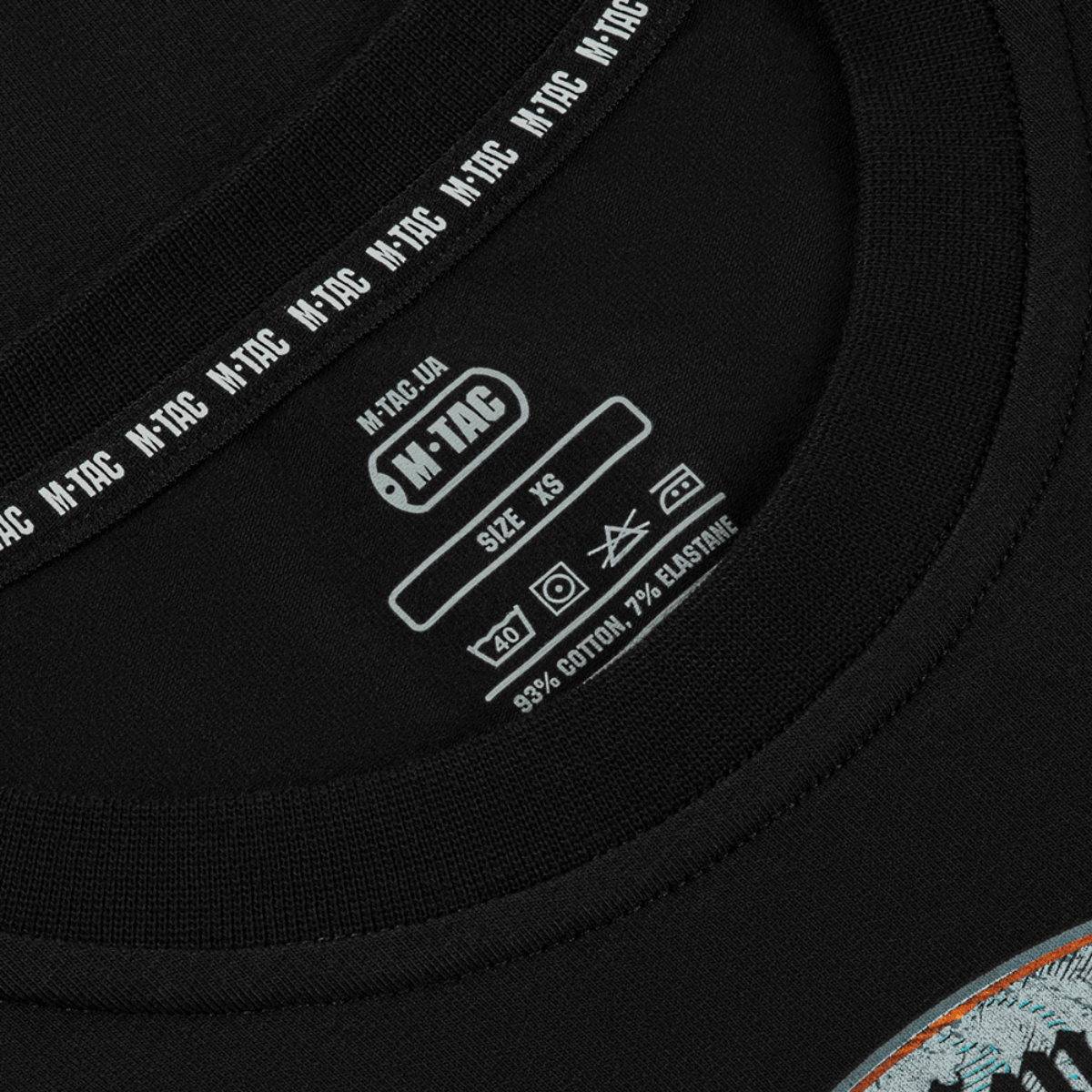 M-Tac T-Shirt Steel Knight vaskeanvisninger og producentmærke på sort t-shirt lavet af 93% bomuld og 7% elastan.