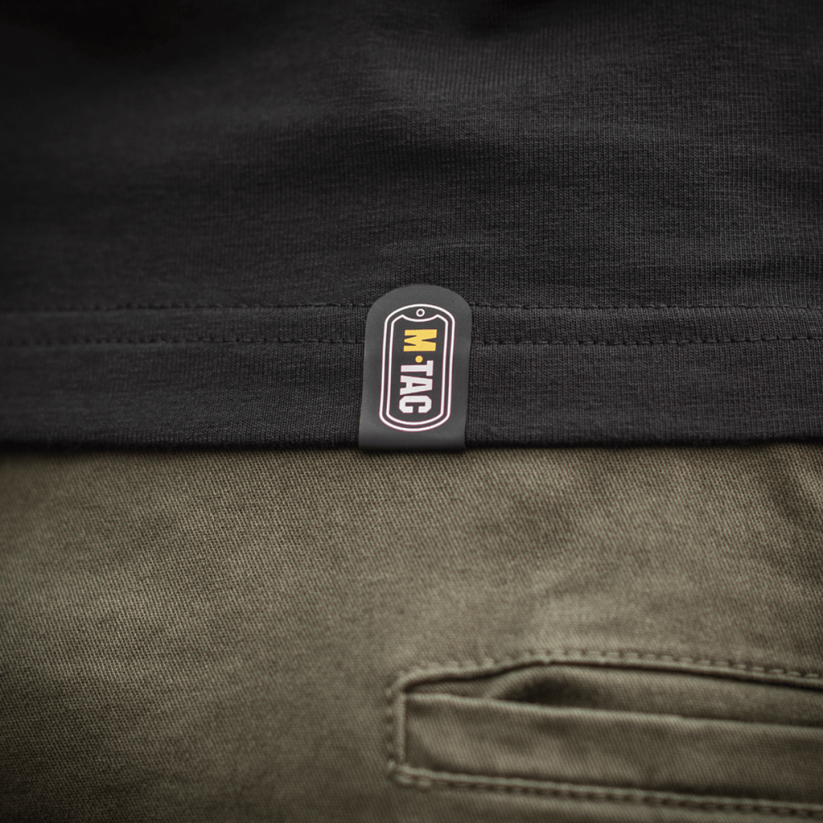 M-Tac T-Shirt Logo med camouflage, blød bomuldsblanding og slogan 'Born by Revolution – Hardened by War' på ærme.