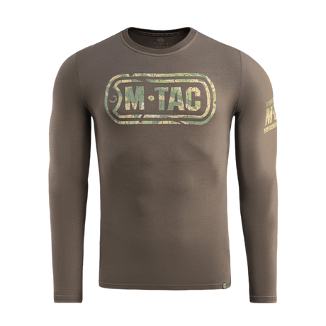 M-Tac T-Shirt Logo Long Sleeve i camouflage med ikonisk logo og slogan på ærmet. Perfekt til både dagligt brug og taktiske aktiviteter.