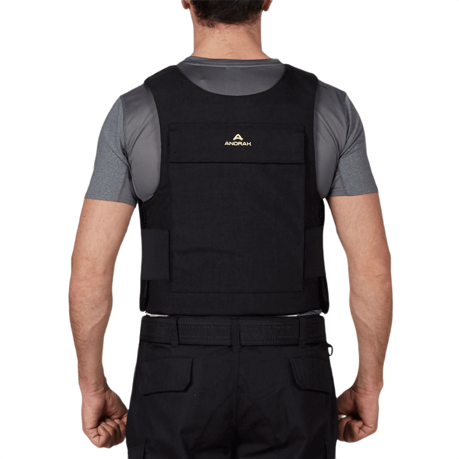 Anorak Titanium® Duty III Stik & Skudsikker Vest bæres af en person, der viser ergonomisk designet Level IIIA-beskyttelse.