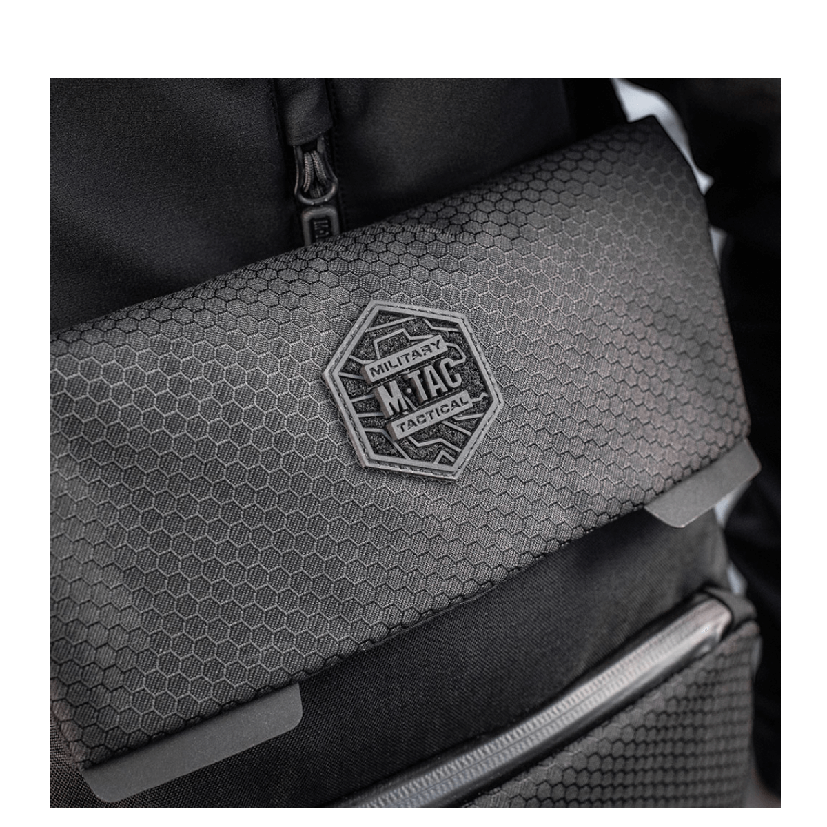 M-Tac Konvert Taske Elite i Cordura Hex 1000D med justerbar skulderrem og magnetventil.