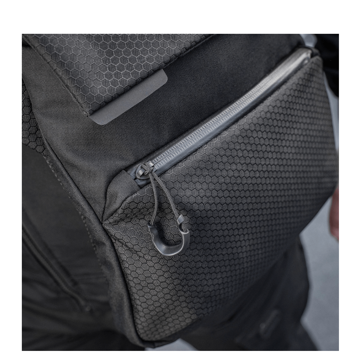 M-Tac Konvert Taske Elite med Cordura 500D og Hex 1000D, der viser slidstærkt design med magnetventillukning og justerbar skulderrem.