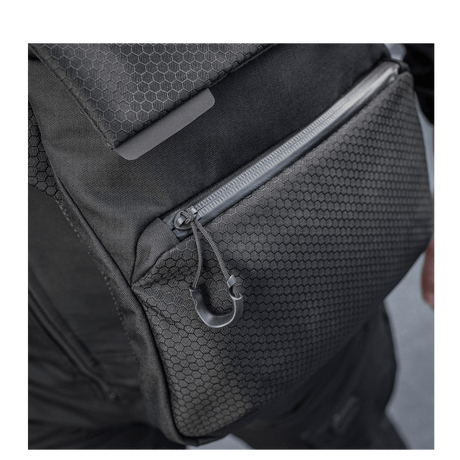 M-Tac Konvert Taske Elite i slitesterkt Cordura-materiale med justerbar skulderrem og enkel tilgang via magnetlås.