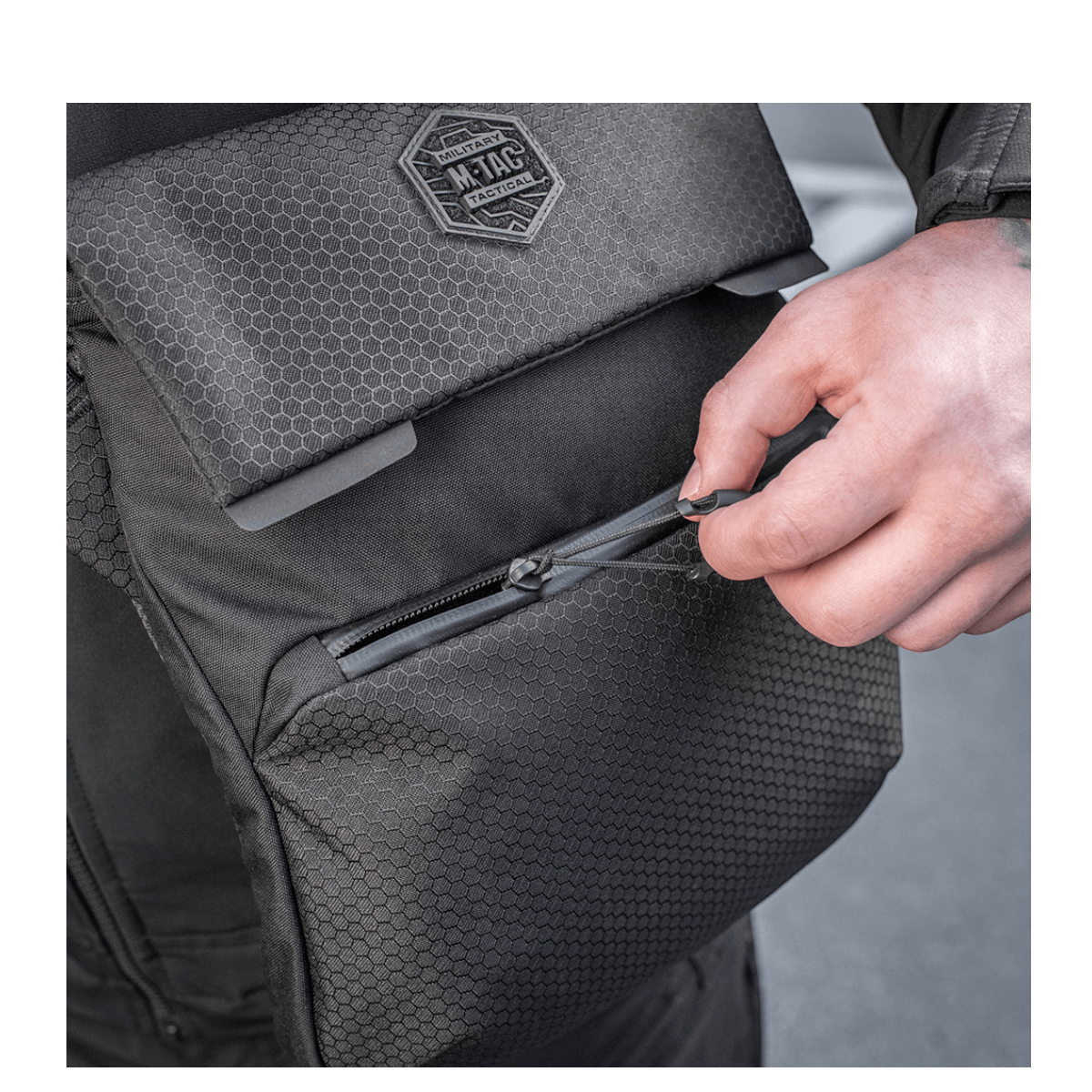 M-Tac Konvert Taske Elite i slidstærkt Cordura-materiale med justerbar rem og magnetdæksel, illustrerer holdbarhed og funktionalitet.