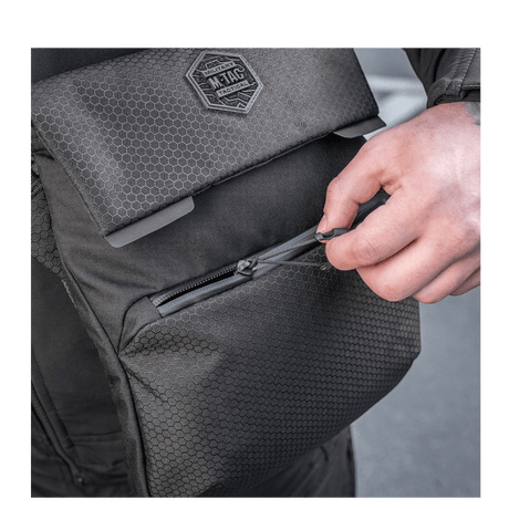 M-Tac Konvert Taske Elite i Cordura Hex 1000D med justerbar skulderrem og magnetisk lukking, nær glidelåsdetalj.