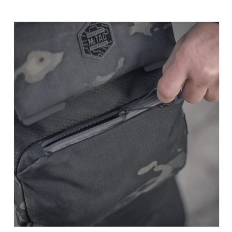 M-Tac Konvert Taske Elite med magnetlukning og justerbar skulderrem i Cordura-materiale.