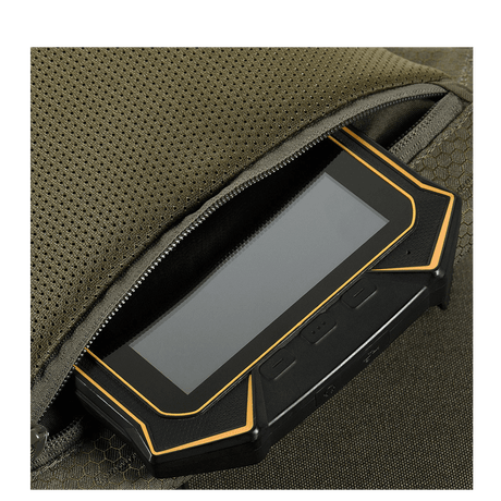 M-Tac Konvert Taske Elite med dypt rom for nettbrett. Vesken er laget av holdbart Cordura-materiale og har en justerbar skulderrem.