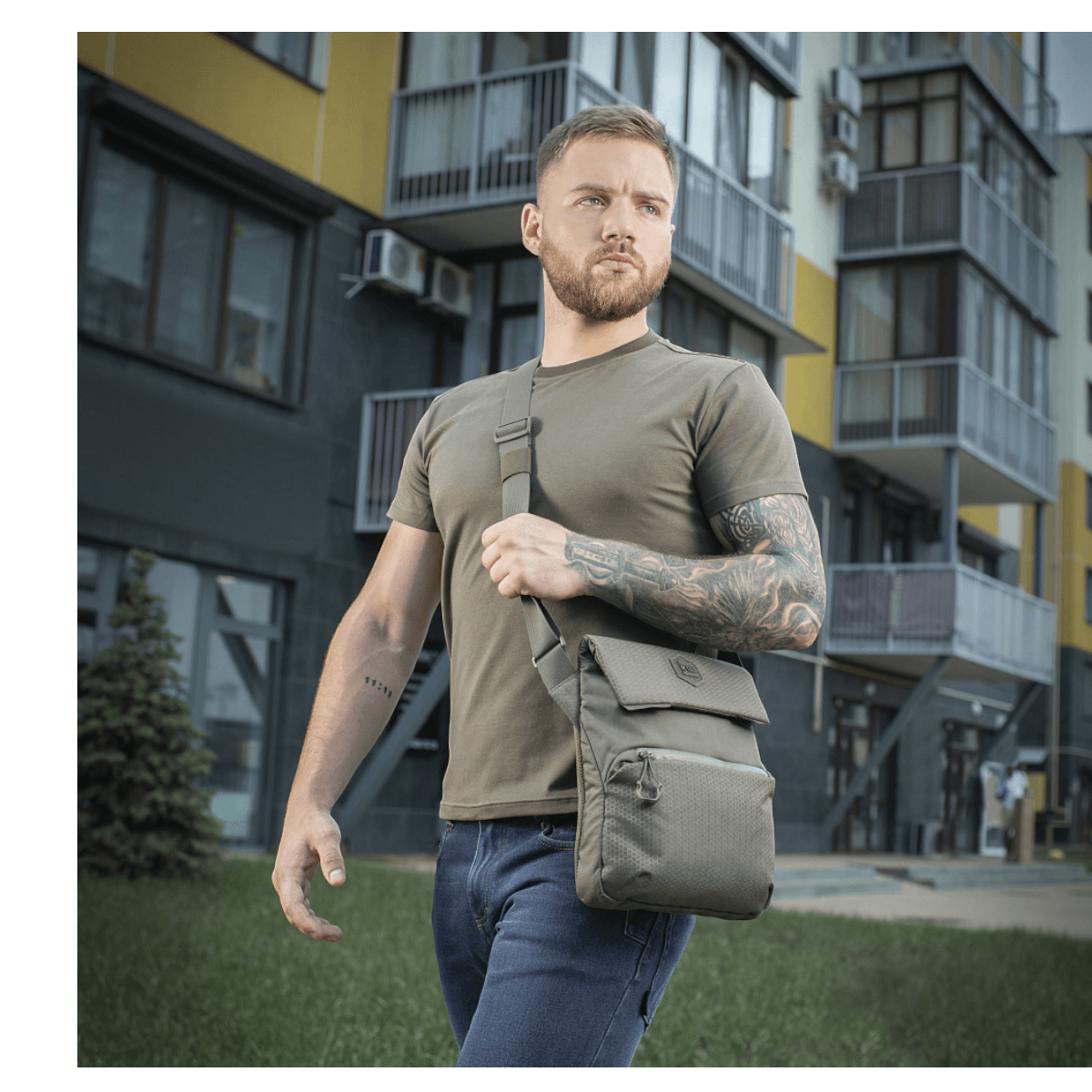 Mand bærer M-Tac Konvert Taske Elite i Cordura-materiale med justerbar rem, magnetventil for hurtig adgang, passer til bymiljø.