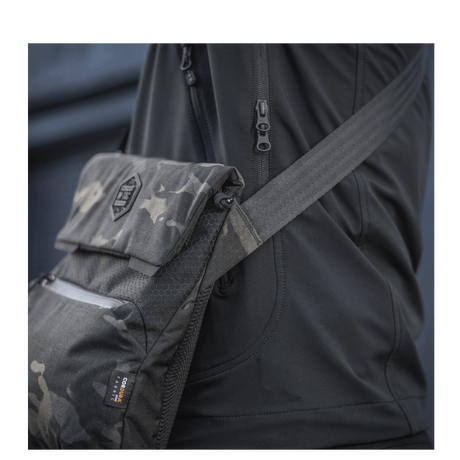 M-Tac Konvert Taske Elite i camouflage, robust design i Cordura-stoff, med praktisk magnetlukning og justerbar skulderrem.