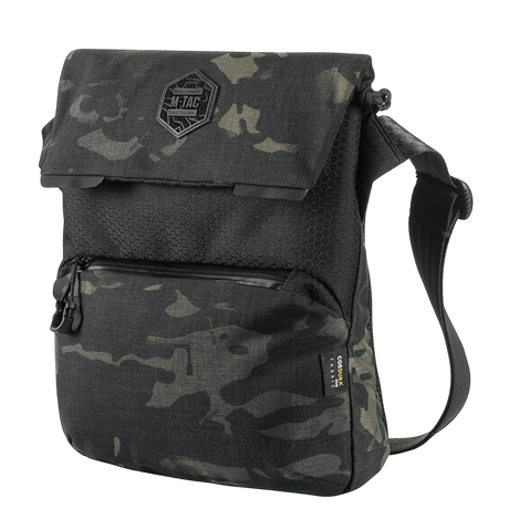 M-Tac Konvert Taske Elite, svart camouflage-design med justerbar skulderrem og magnetisk klaff, laget av holdbar Cordura.