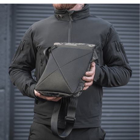 M-Tac Konvert Taske Elite med nettbrettdesign og justerbar skulderrem i slitesterkt Cordura-materiale.