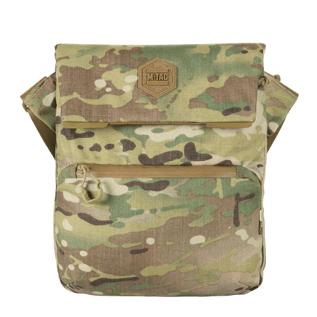 M-Tac Konvert Taske Elite forfra i camouflagedesign, laget av holdbart Cordura-stoff.