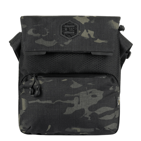 M-Tac Konvert Taske Elite i svart camo med justerbar skulderrem og slitesterkt Cordura-materiale, perfekt for allsidig bruk.