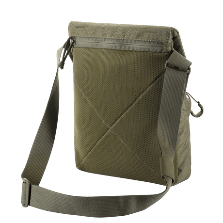 M-Tac Konvert Taske Elite i slitesterkt Cordura-materiale med justerbar skulderrem og magnetlås, sett bakfra.