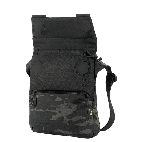 M-Tac Konvert Taske Elite i svart Cordura-materiale med nettbrettdesign og justerbar skulderrem.