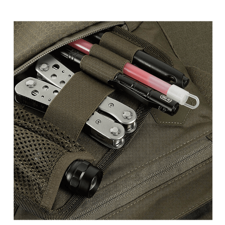 Detaljert visning av M-Tac Konvert Taske Elite med rom som inneholder multiverktøy og tilbehør, laget av holdbar Cordura.