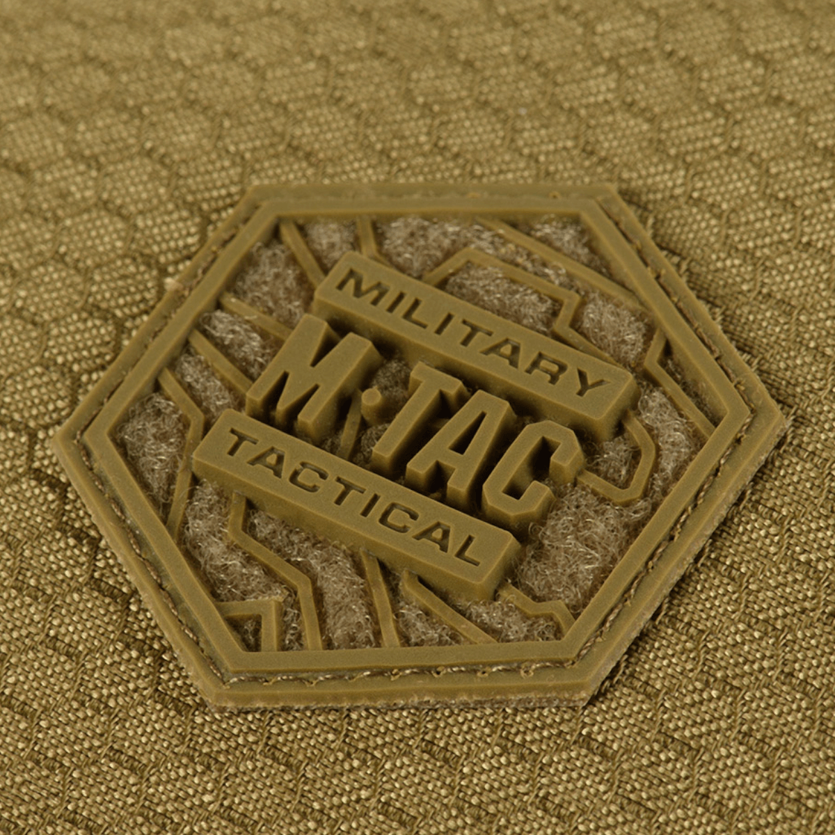 M-Tac Konvert Taske Elite logo på slidstærkt Cordura stof, viser kvalitet og styrke, ideel for taktisk brug.