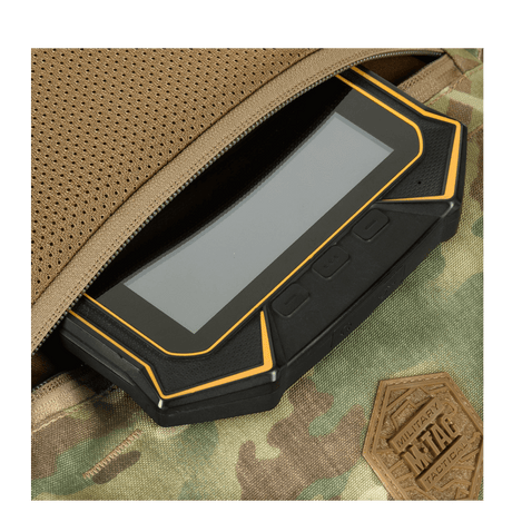 M-Tac Konvert Taske Elite med tablet-design, laget av slitesterkt Cordura-materiale, vist med åpent rom for enkel tilgang.