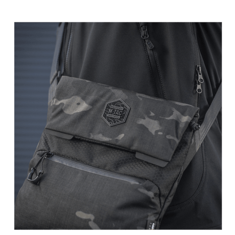 M-Tac Konvert Taske Elite i slitesterkt Cordura-materiale med justerbar skulderrem og magnetlukning for enkel tilgang.