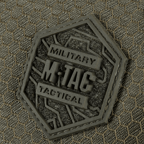 Nærbilde av M-Tac Konvert Taske Elite-etikett i slitesterkt materiale Cordura Hex 1000D.