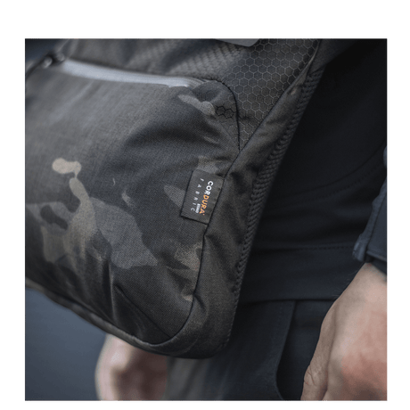 Detalj av M-Tac Konvert Taske Elite laget av Cordura 500D og 1000D med justerbar skulderrem og magnetlukning.